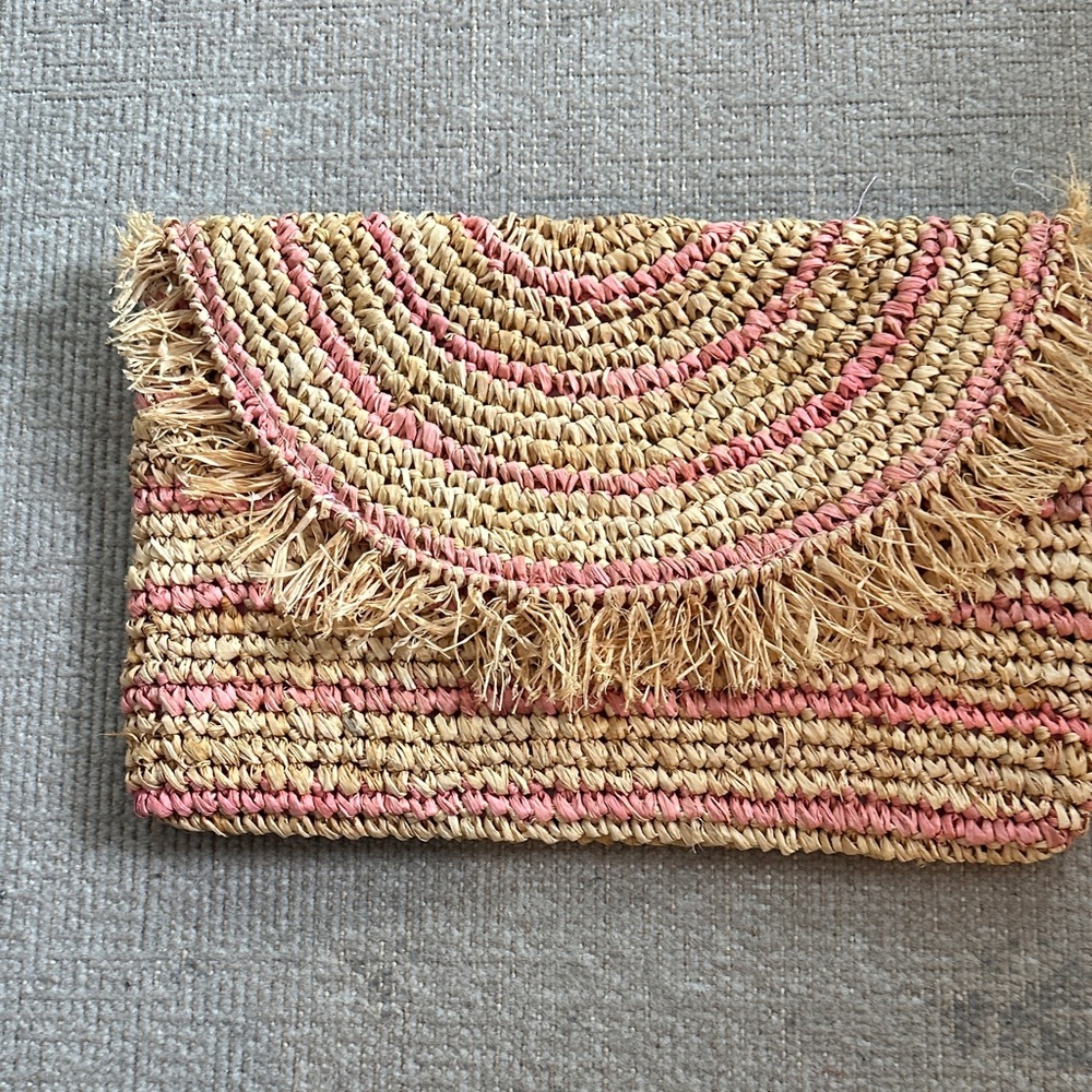 Vineyard Vines Woven Straw Clutch with Pink Highlights. Bohemian Style.